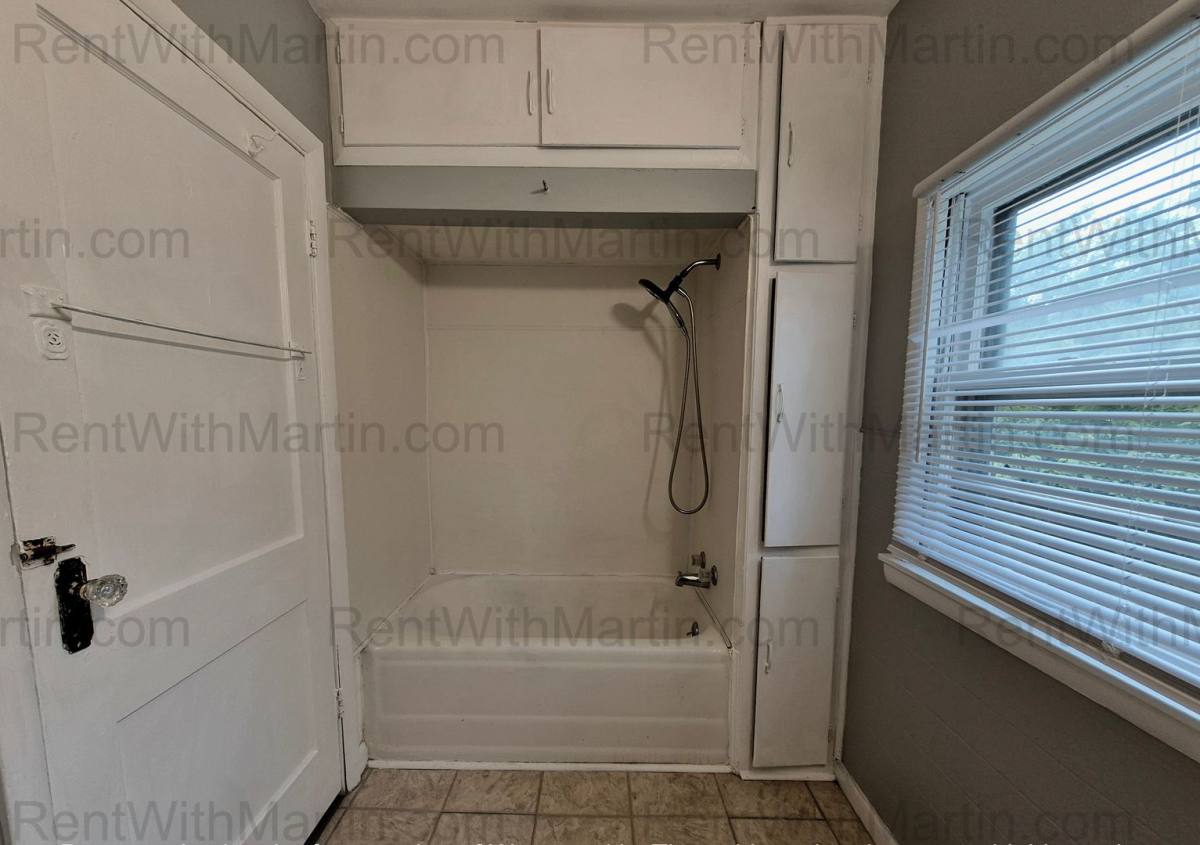 House for rent at 1137 Columbia St, Waterloo, IA 50703