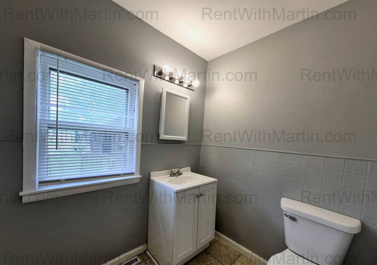 House for rent at 1137 Columbia St, Waterloo, IA 50703