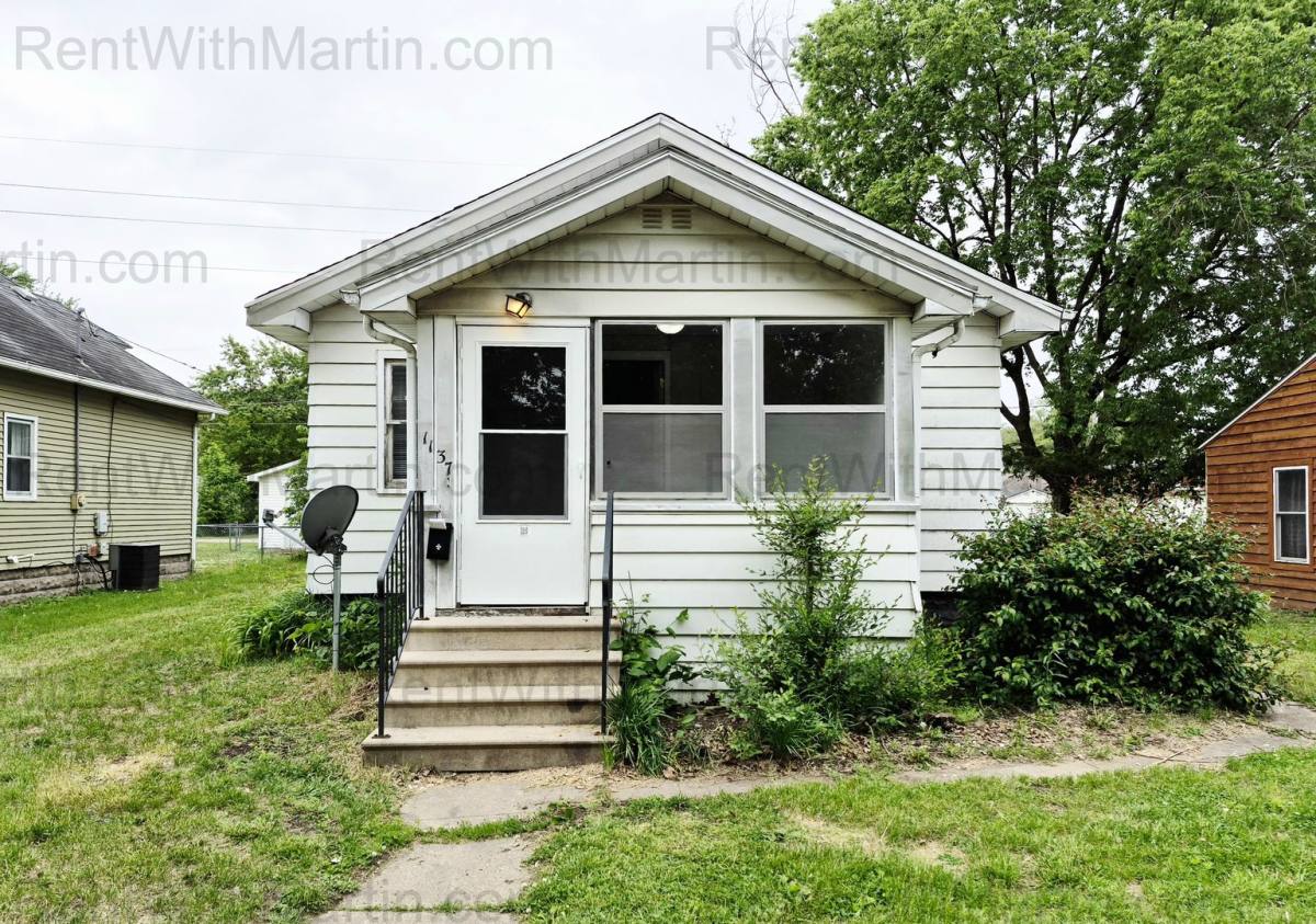 House for rent at 1137 Columbia St, Waterloo, IA 50703