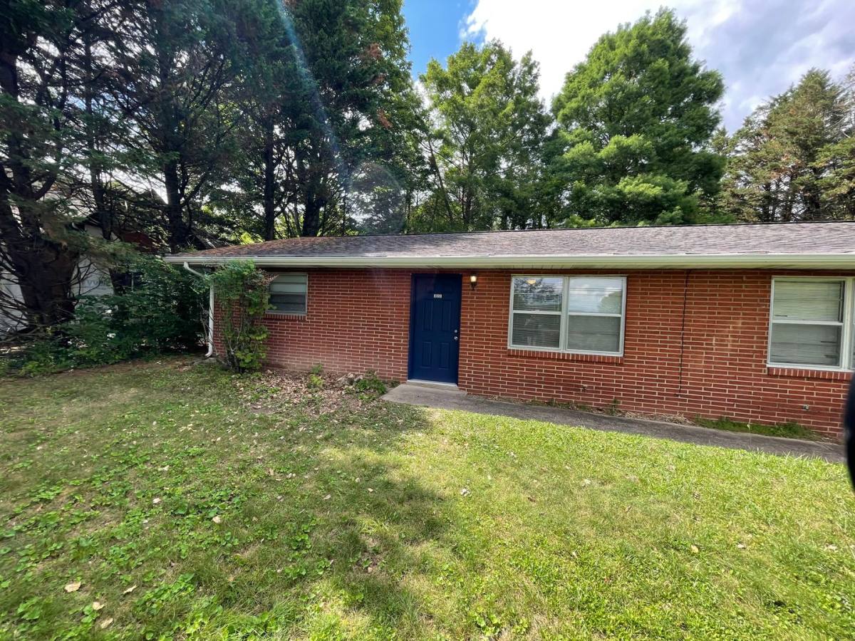 Apartment for rent at 323-325 Watauga Dr, Knoxville, TN 37918