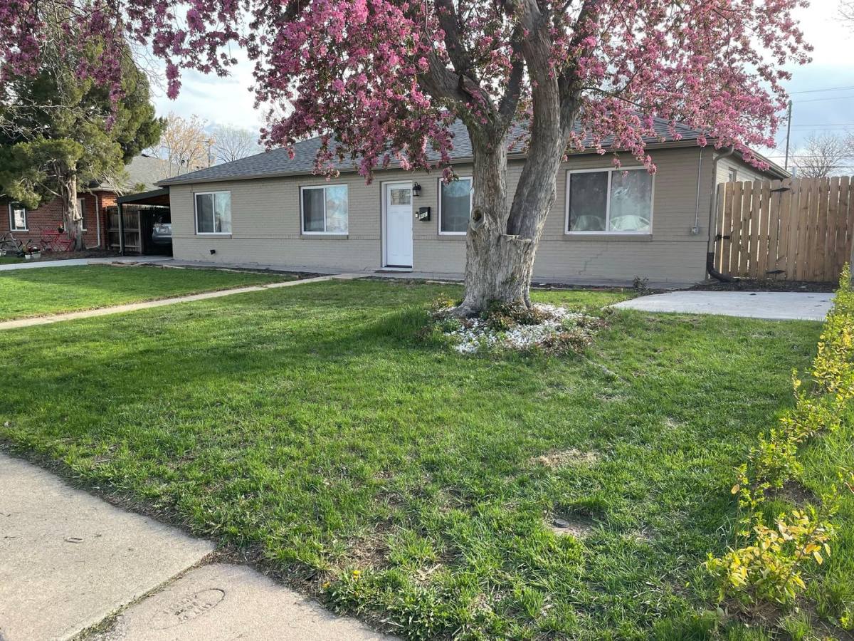 House for rent at 901 N Revere St, Aurora, CO 80011
