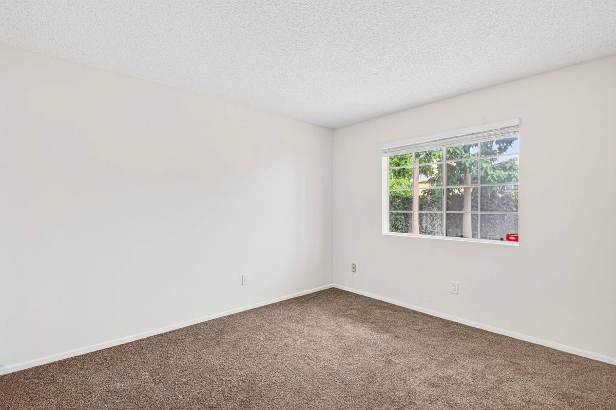 Apartment for rent at 1075 Loma Ave, Long Beach, CA 90804
