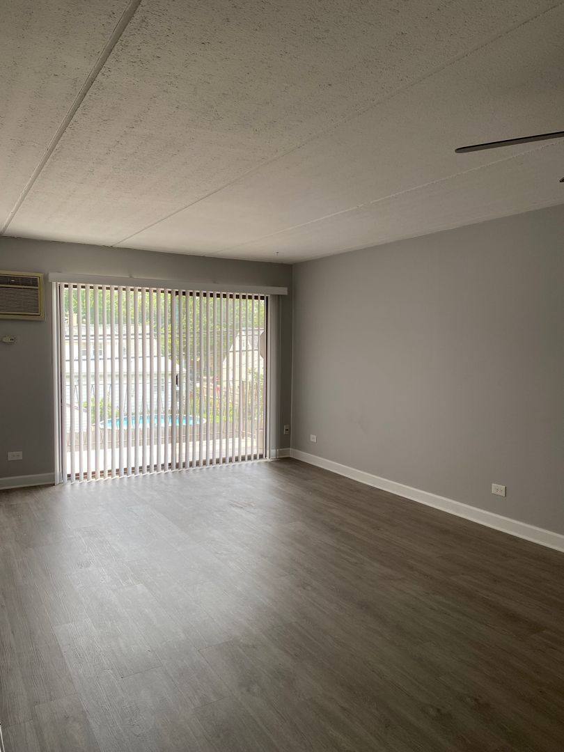 Apartment for rent at 6819 W 95th St, Oak Lawn, IL 60453