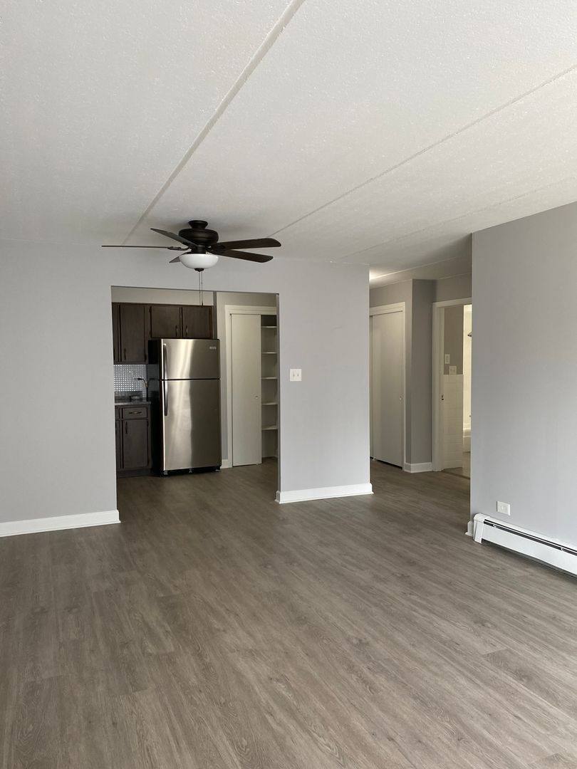 Apartment for rent at 6819 W 95th St, Oak Lawn, IL 60453