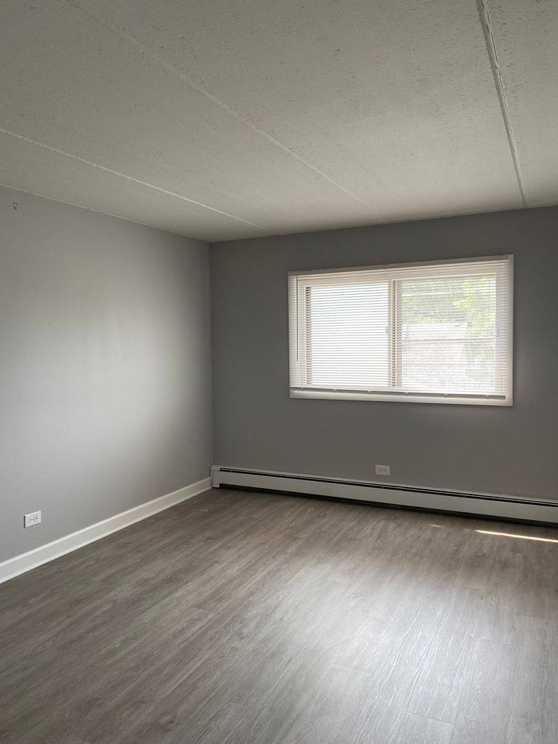 Apartment for rent at 6819 W 95th St, Oak Lawn, IL 60453