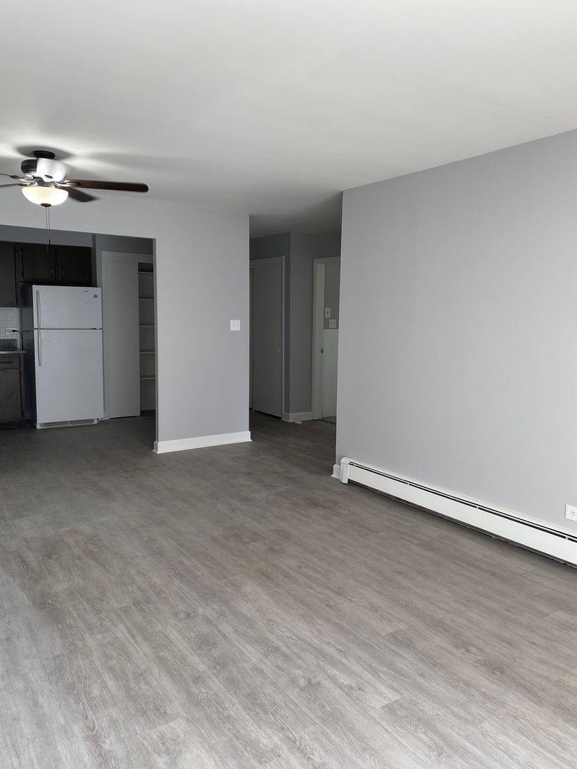 Apartment for rent at 6819 W 95th St, Oak Lawn, IL 60453