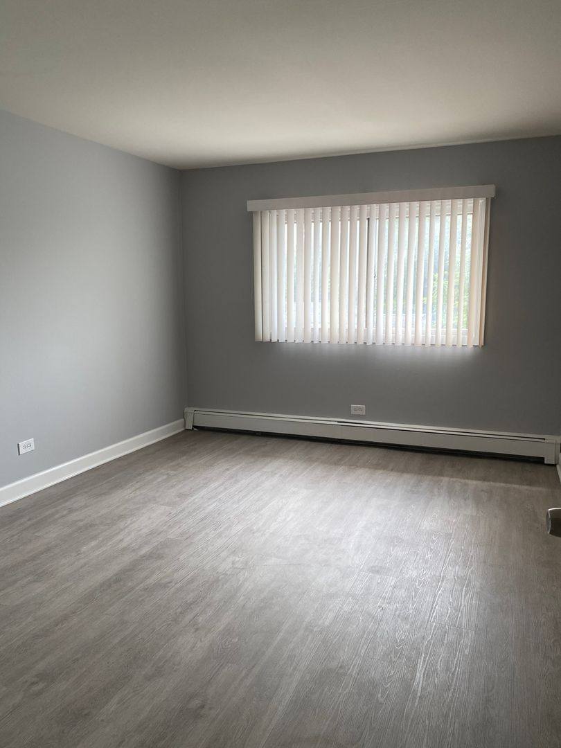 Apartment for rent at 6819 W 95th St, Oak Lawn, IL 60453