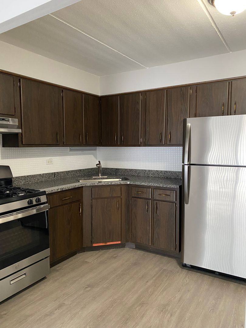 Apartment for rent at 6819 W 95th St, Oak Lawn, IL 60453