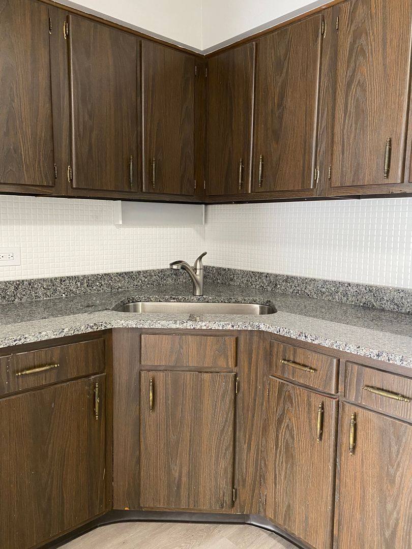 Apartment for rent at 6819 W 95th St, Oak Lawn, IL 60453