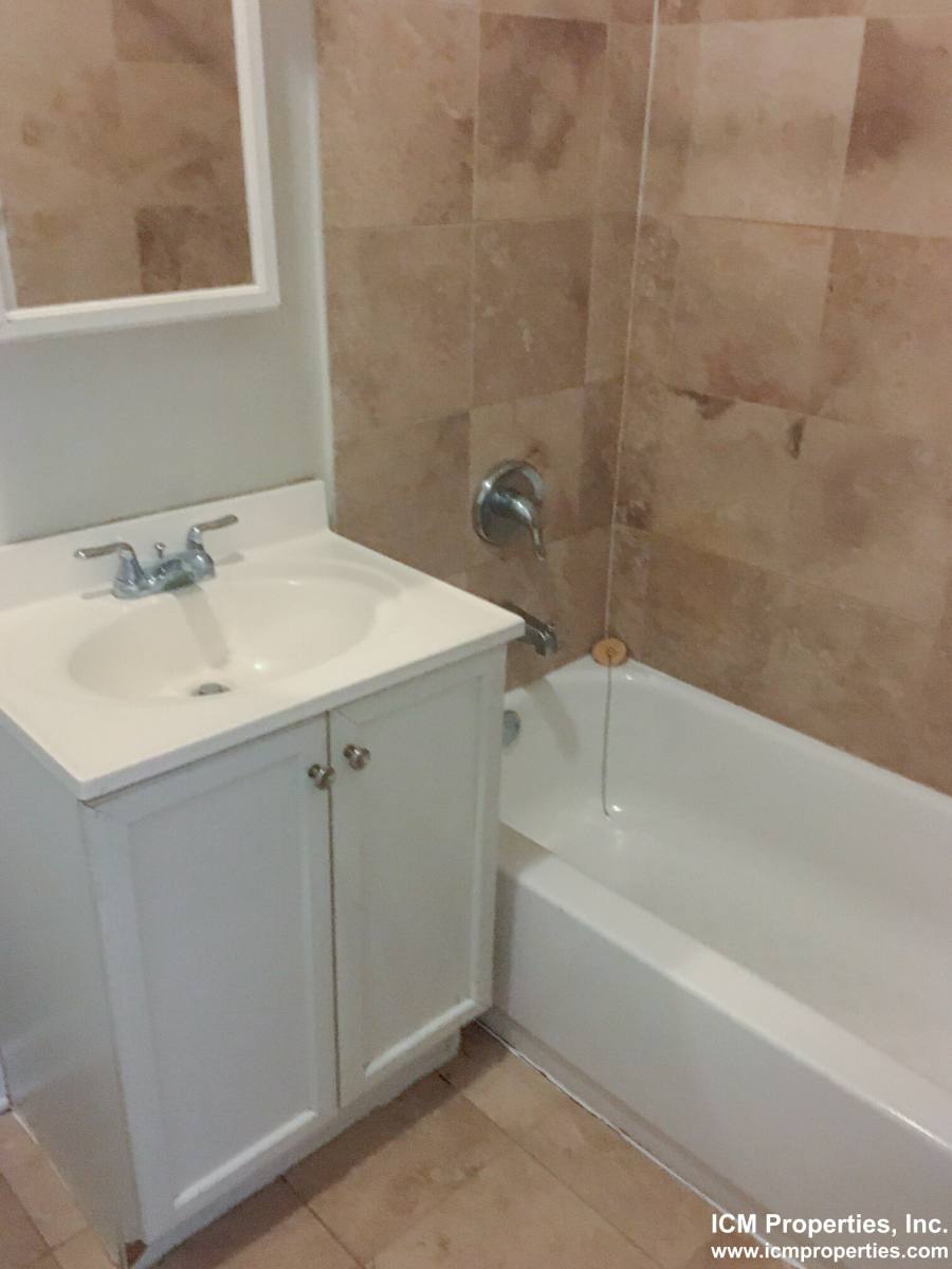 Apartment for rent at 3912 N Pine Grove #1E, Chicago, IL 60613
