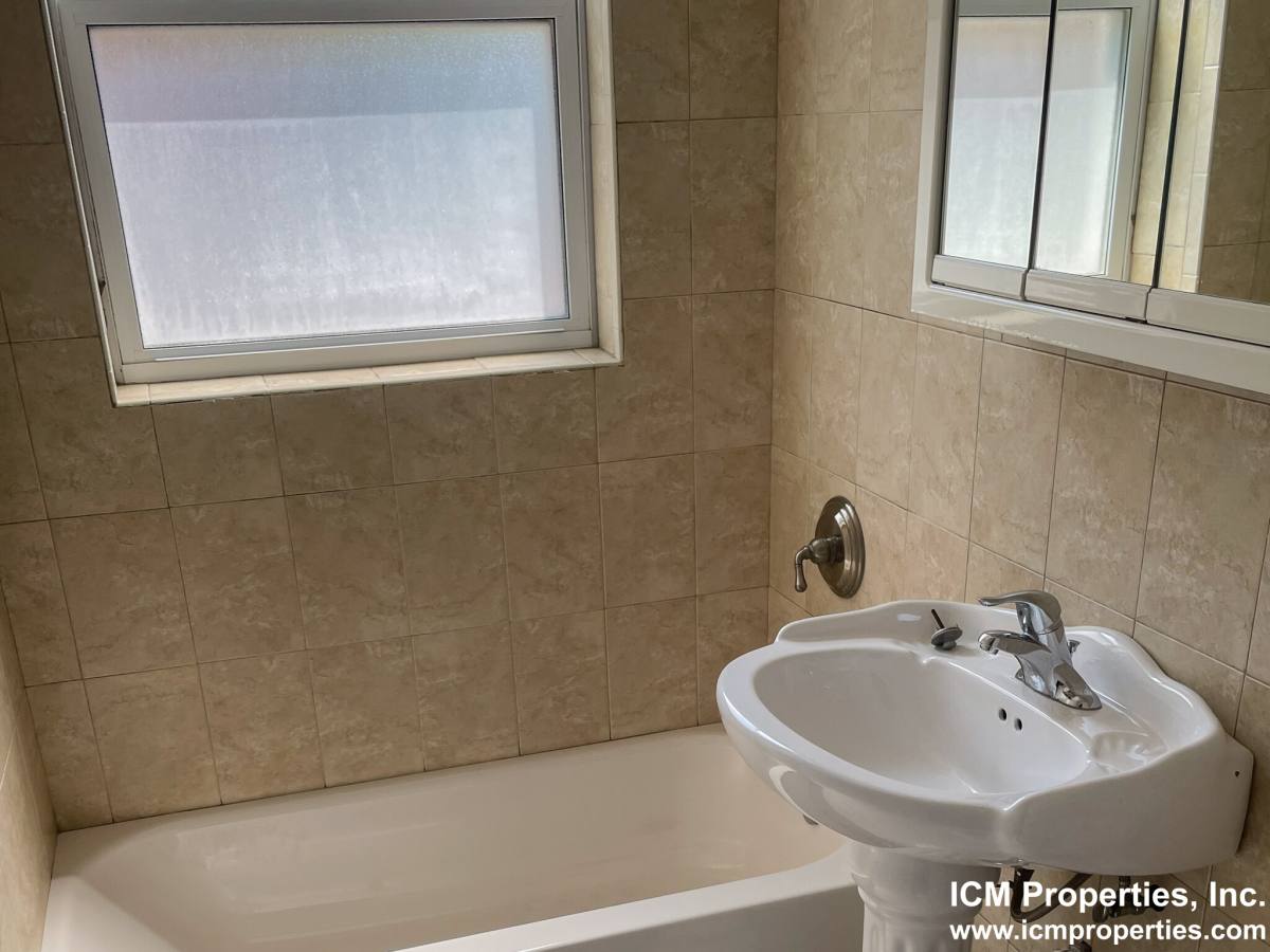 Apartment for rent at 2200 W Foster Ave #1, Chicago, IL 60625