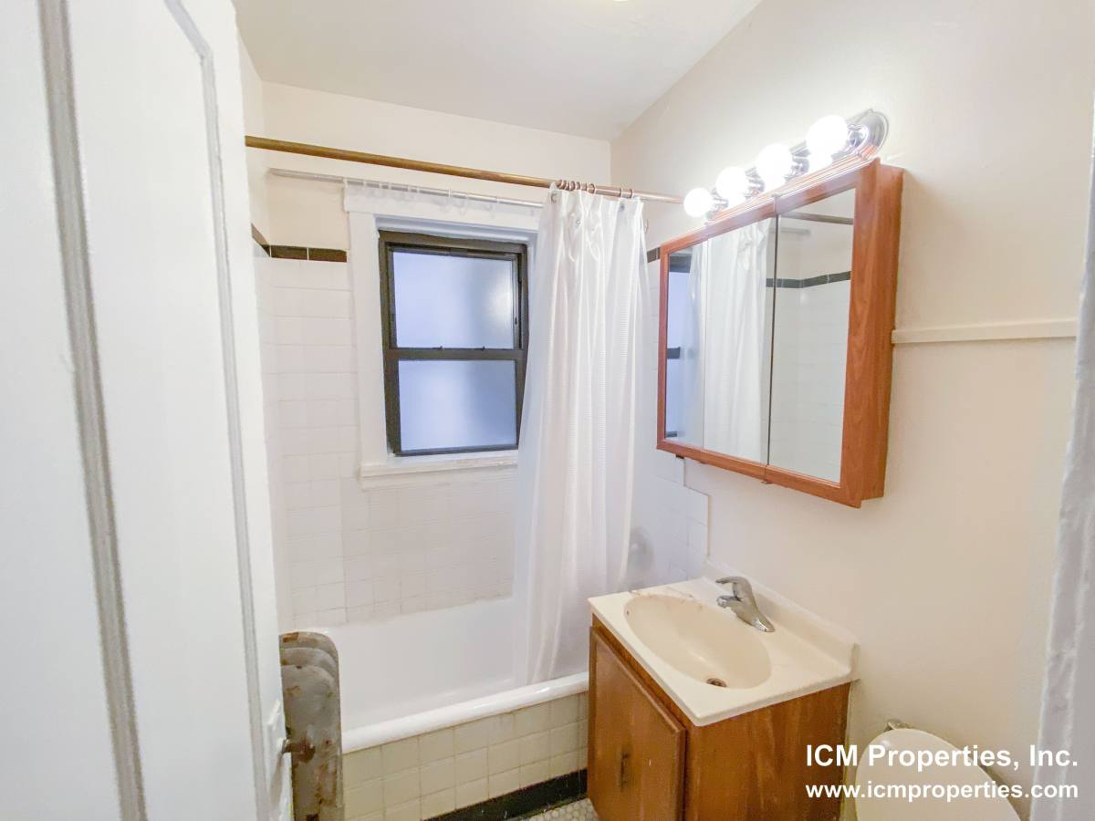 Apartment for rent at 512 W Cornelia Ave #104, Chicago, IL 60657