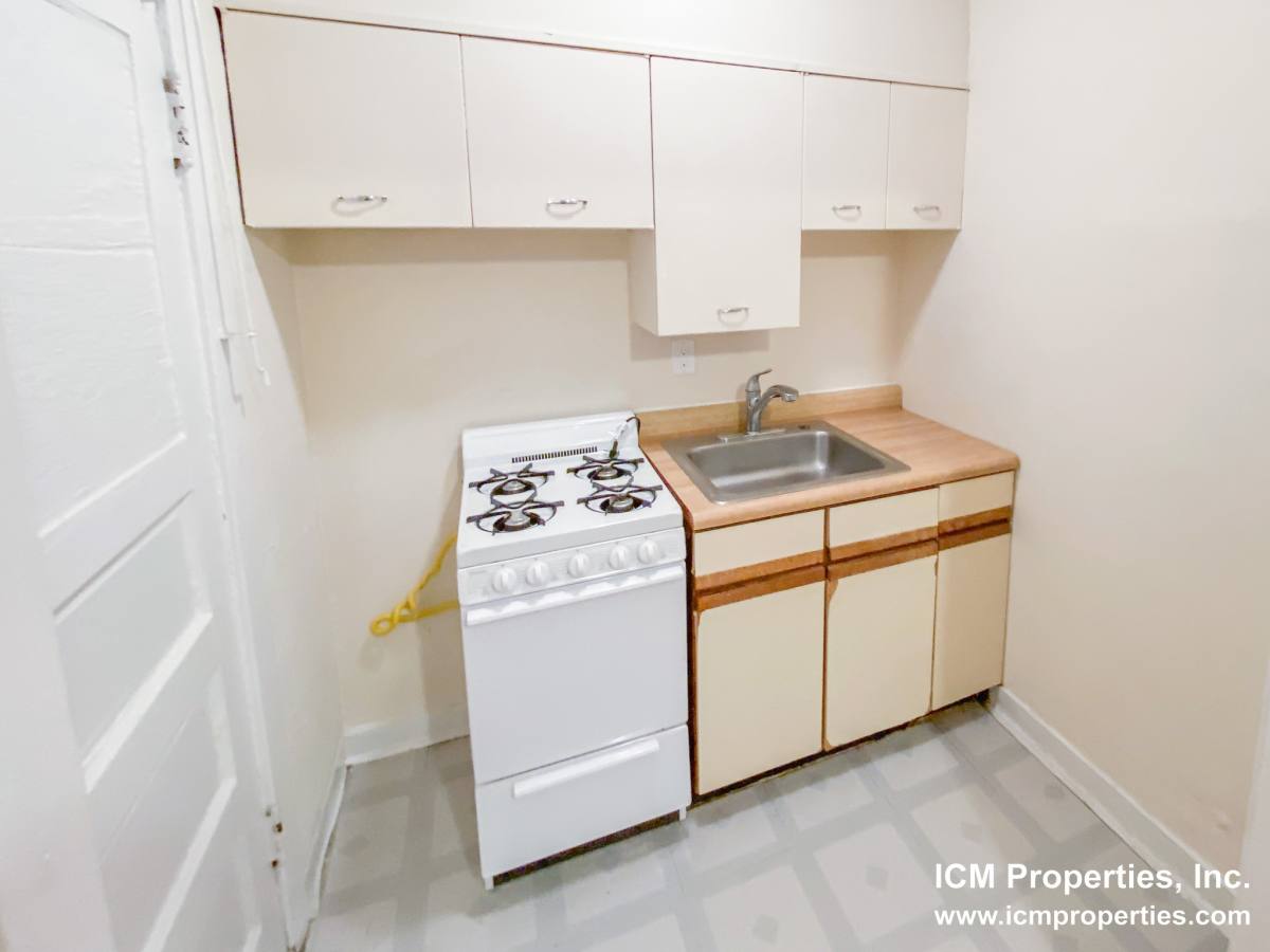 Apartment for rent at 512 W Cornelia Ave #104, Chicago, IL 60657