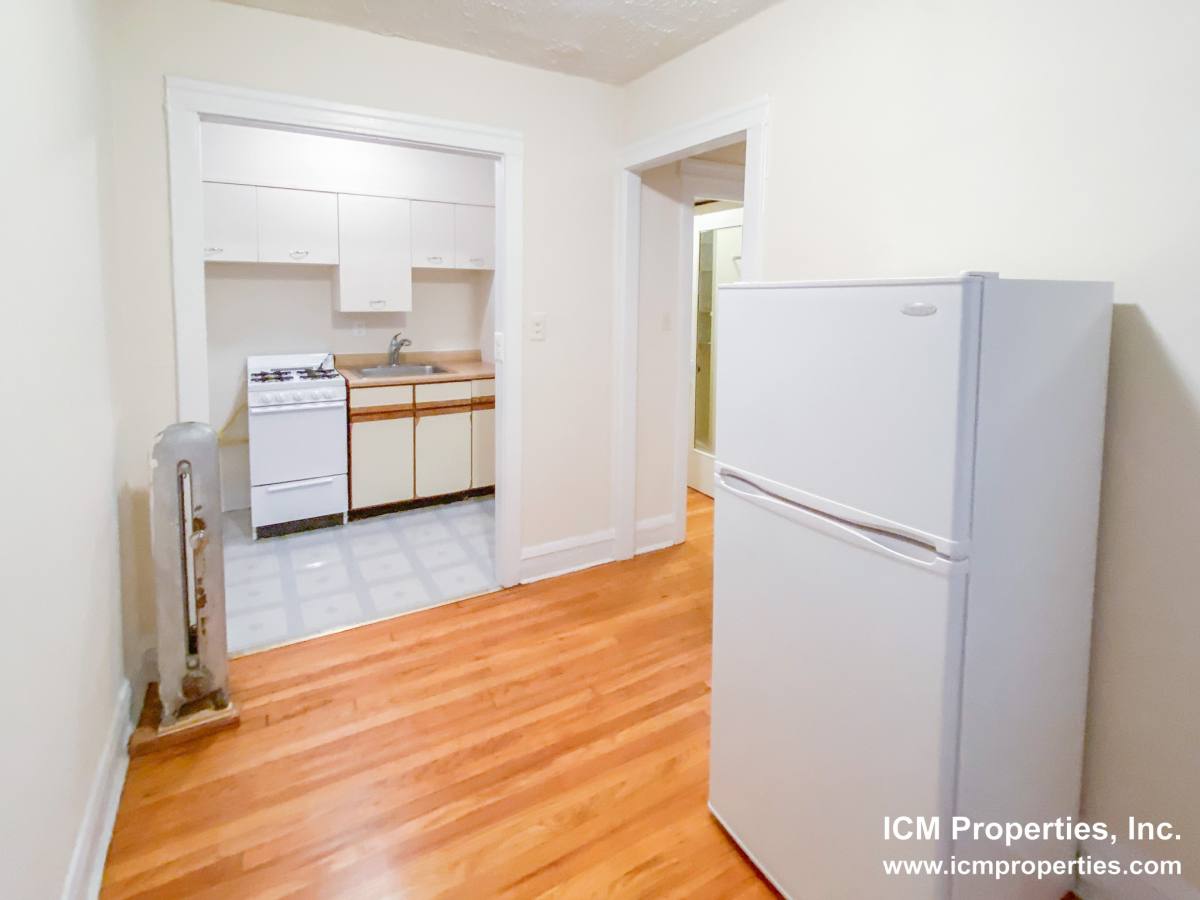 Apartment for rent at 512 W Cornelia Ave #104, Chicago, IL 60657