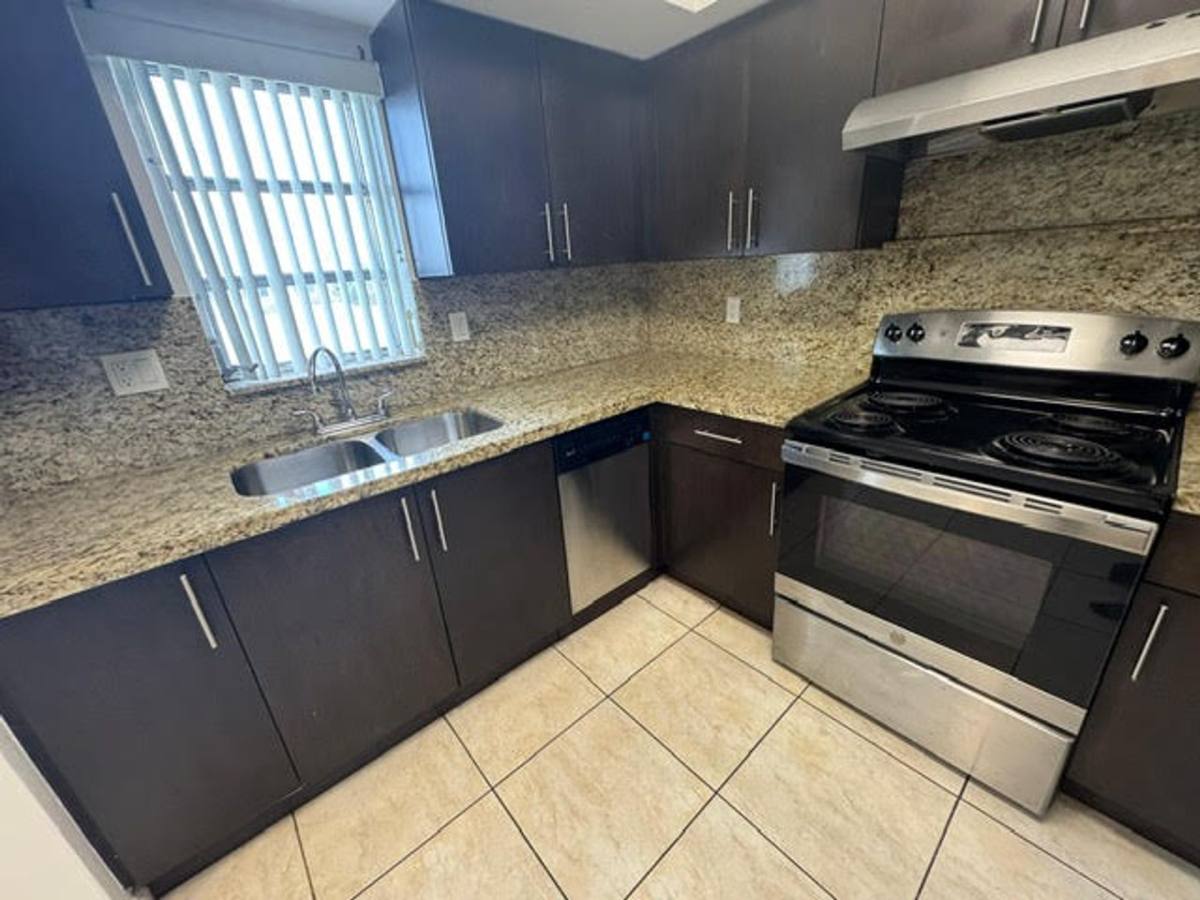 Apartment for rent at 555 S Luna Court, Hollywood, FL 33021