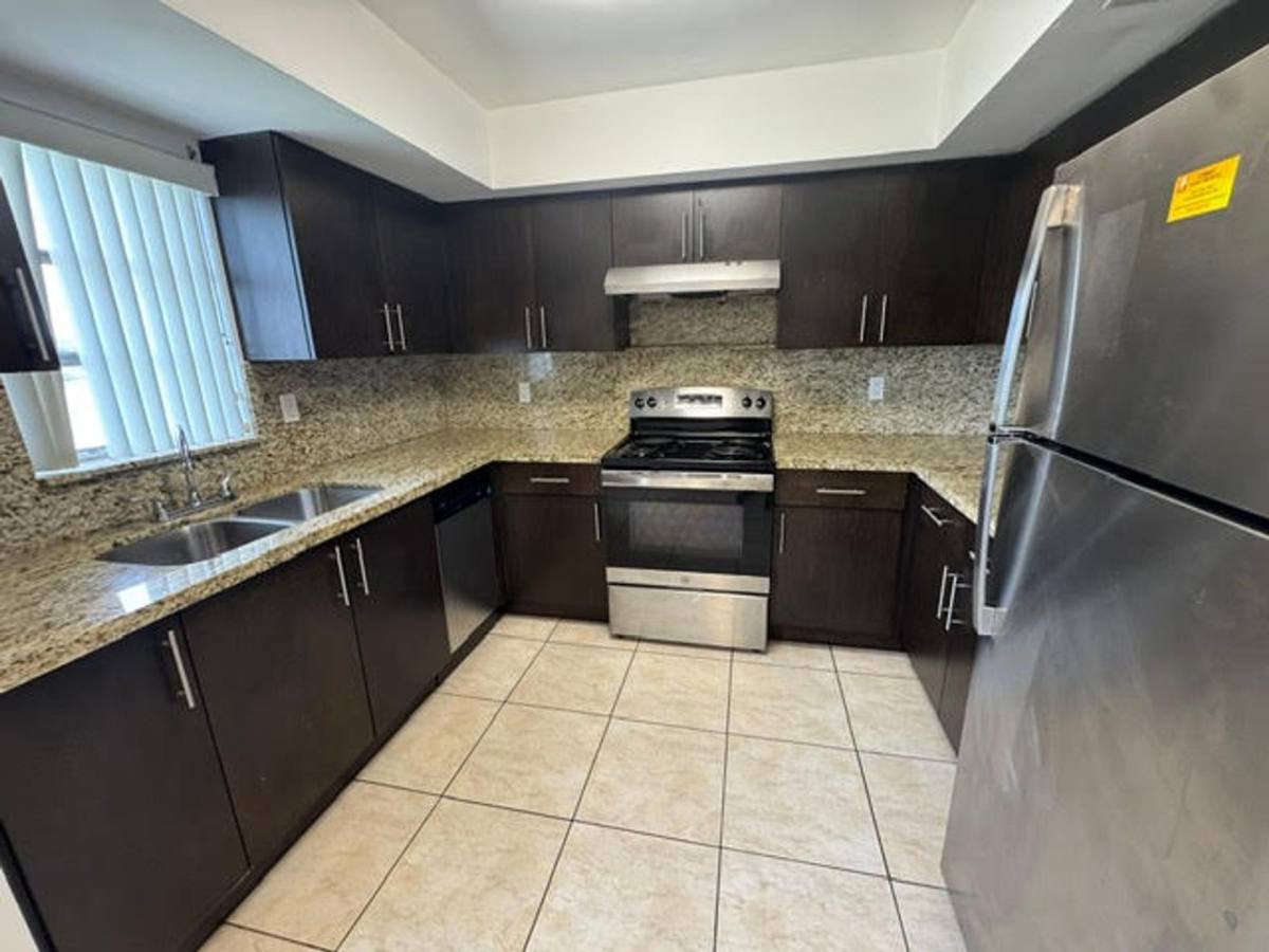 Apartment for rent at 555 S Luna Court, Hollywood, FL 33021