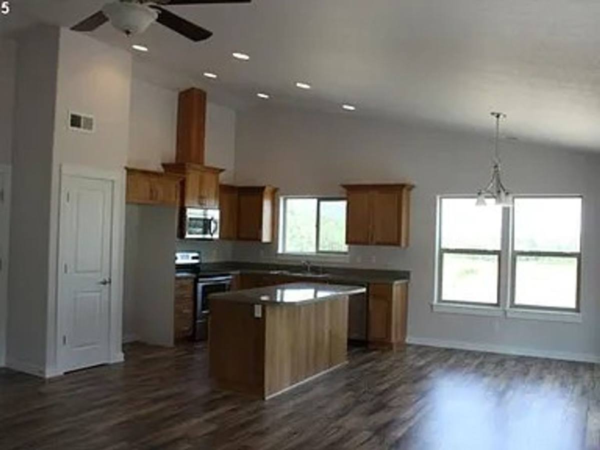 House for rent at 1530 W Basil St, Roseburg, OR 97471