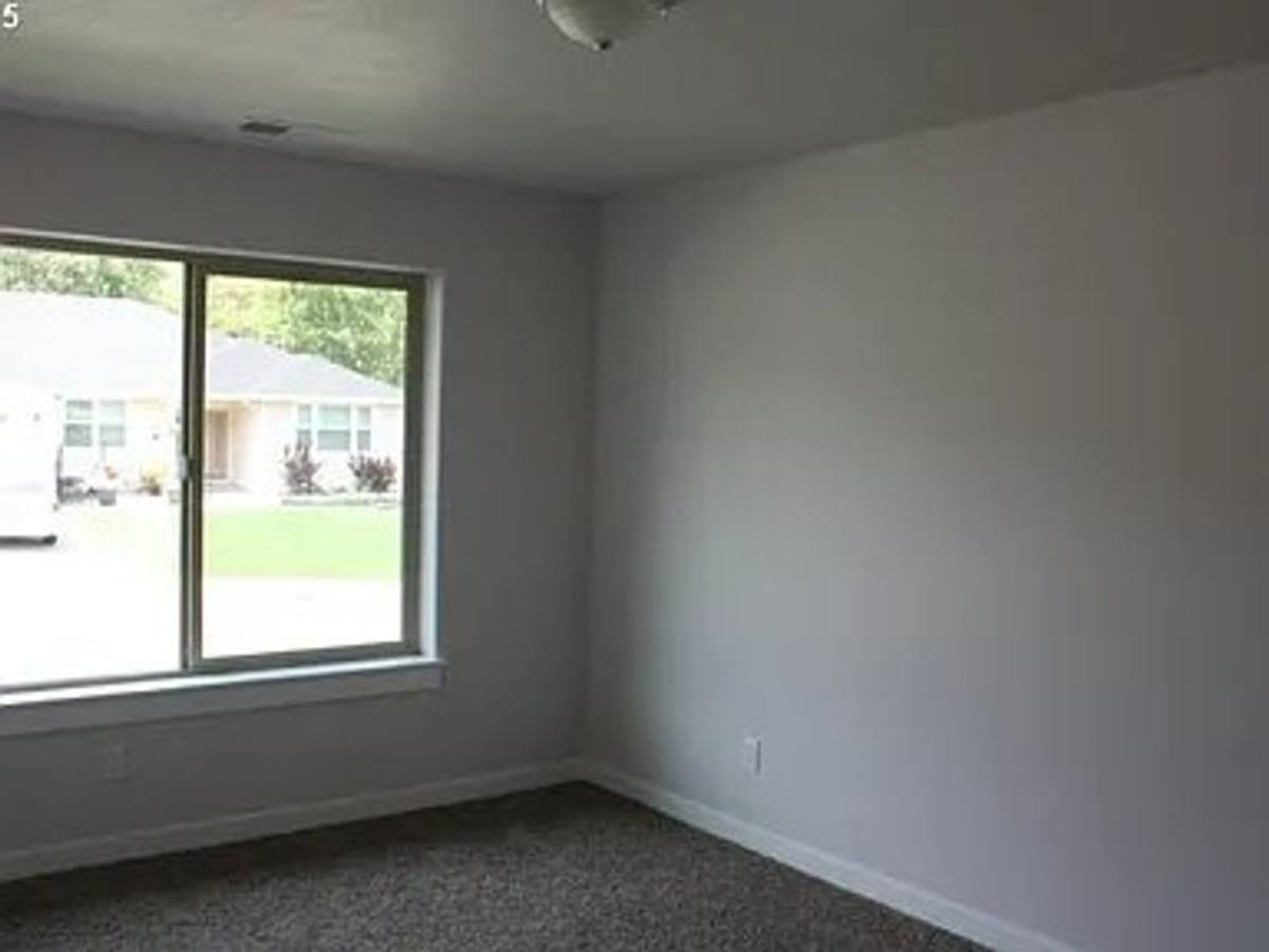 House for rent at 1530 W Basil St, Roseburg, OR 97471