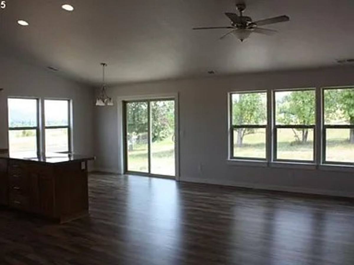 House for rent at 1530 W Basil St, Roseburg, OR 97471