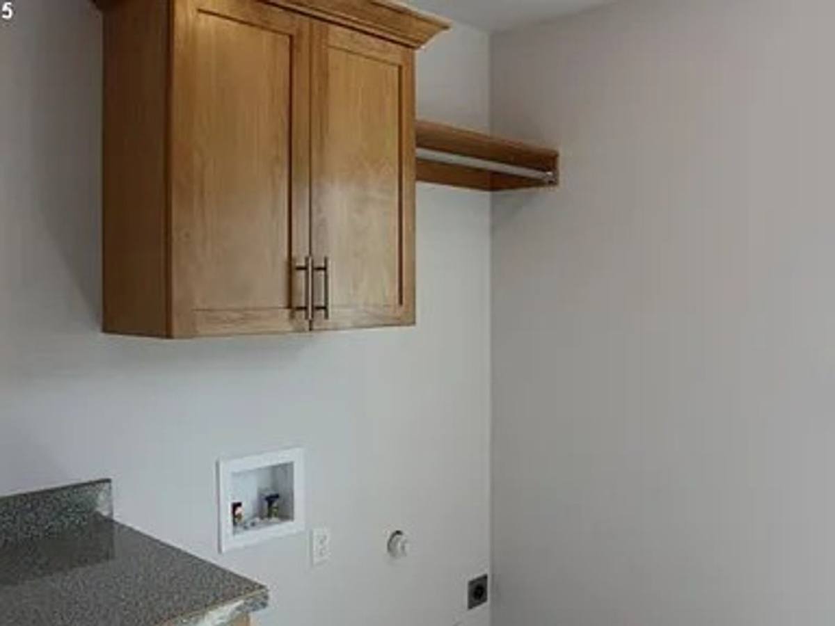 House for rent at 1530 W Basil St, Roseburg, OR 97471