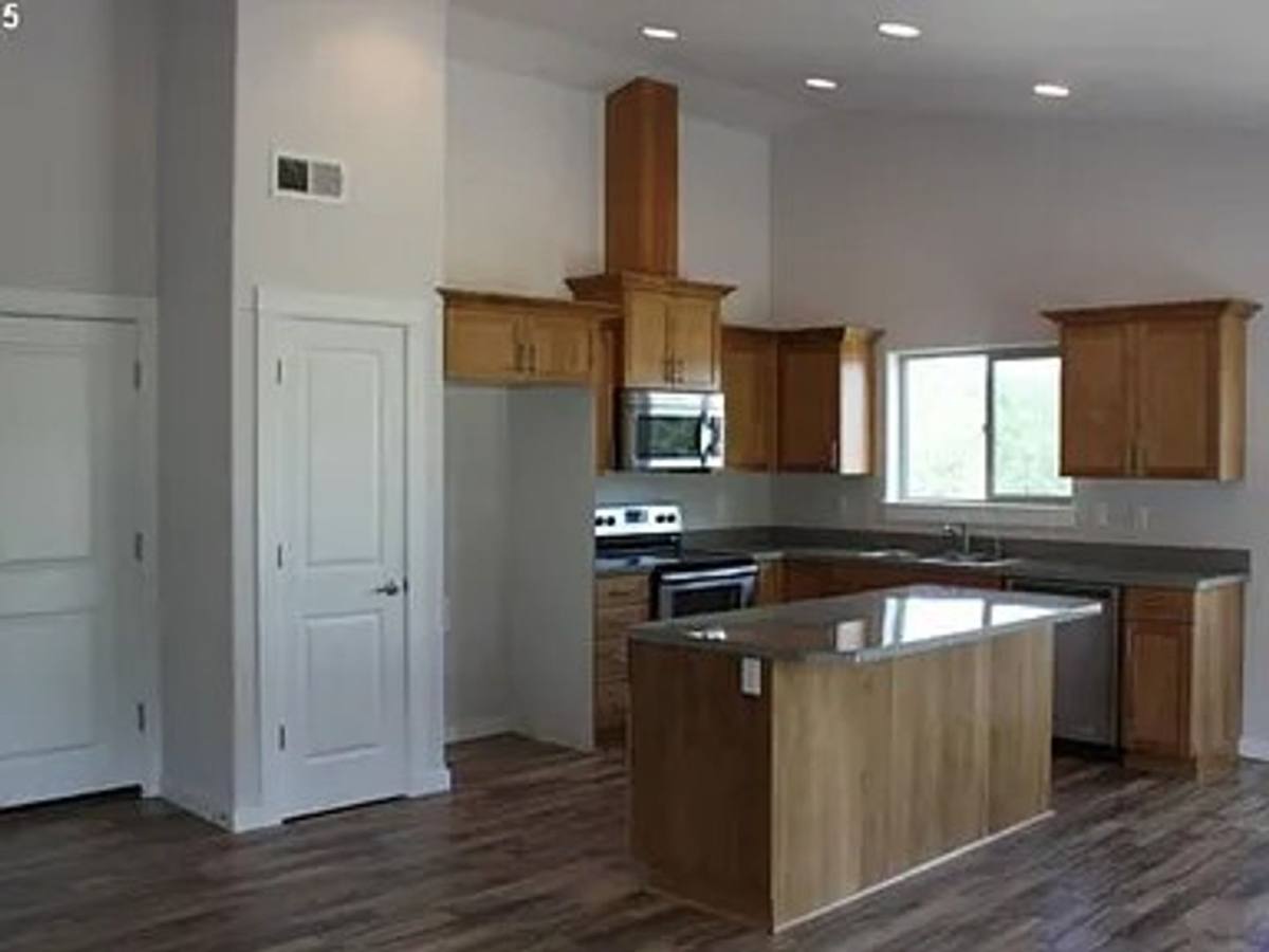 House for rent at 1530 W Basil St, Roseburg, OR 97471