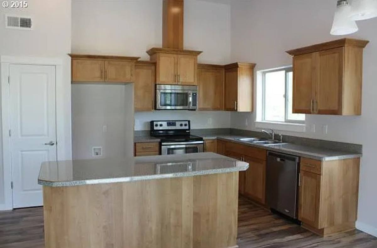 House for rent at 1530 W Basil St, Roseburg, OR 97471