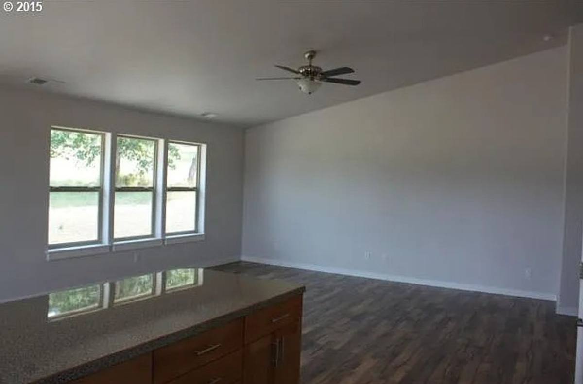 House for rent at 1530 W Basil St, Roseburg, OR 97471