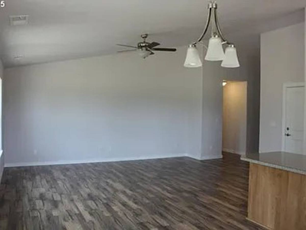House for rent at 1530 W Basil St, Roseburg, OR 97471