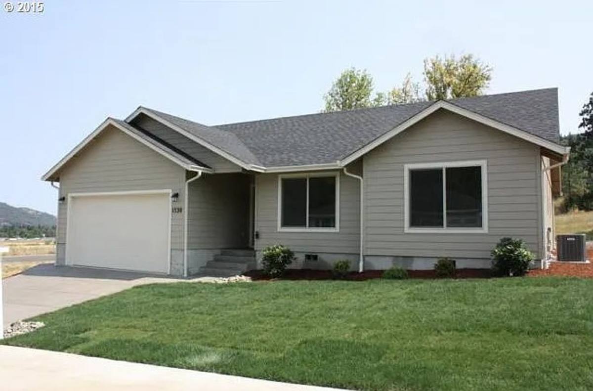 House for rent at 1530 W Basil St, Roseburg, OR 97471
