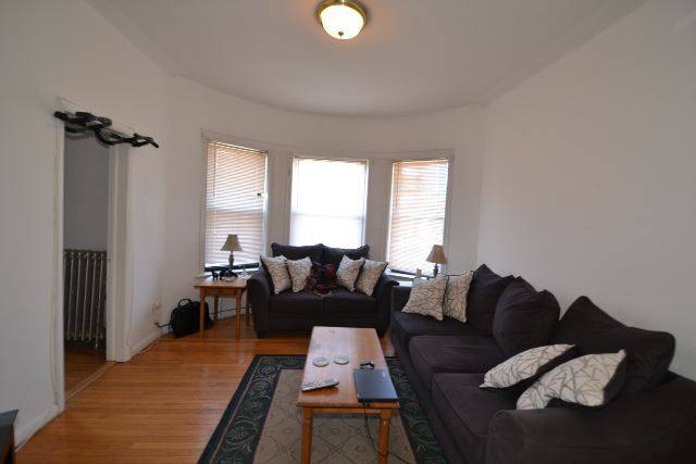 Apartment for rent at 923 Waveland #D4, Chicago, IL 60657