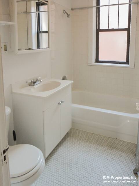 Apartment for rent at 3925 N Keeler Ave #2E, Chicago, IL 60641