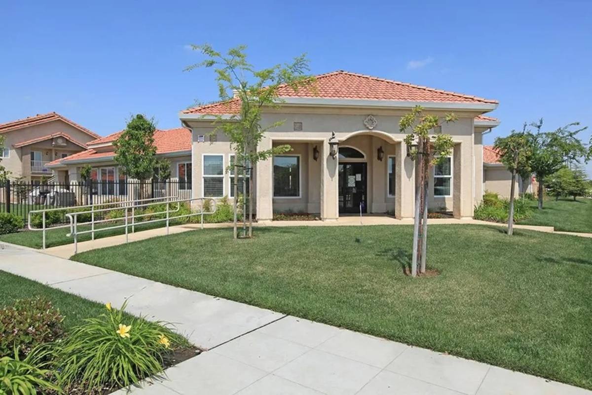 Apartment for rent at 8755 N Chestnut Ave, Fresno, CA 93720