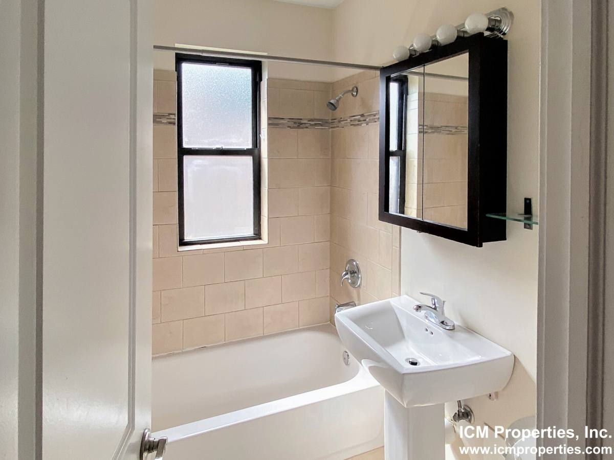 Apartment for rent at 617 W Melrose St #A3, Chicago, IL 60657