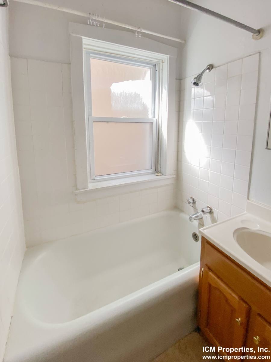 Apartment for rent at 1825 W Foster Ave #3, Chicago, IL 60640