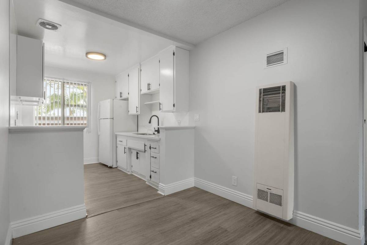 Apartment for rent at 3907 Roxanne Ave, Los Angeles, CA 90008