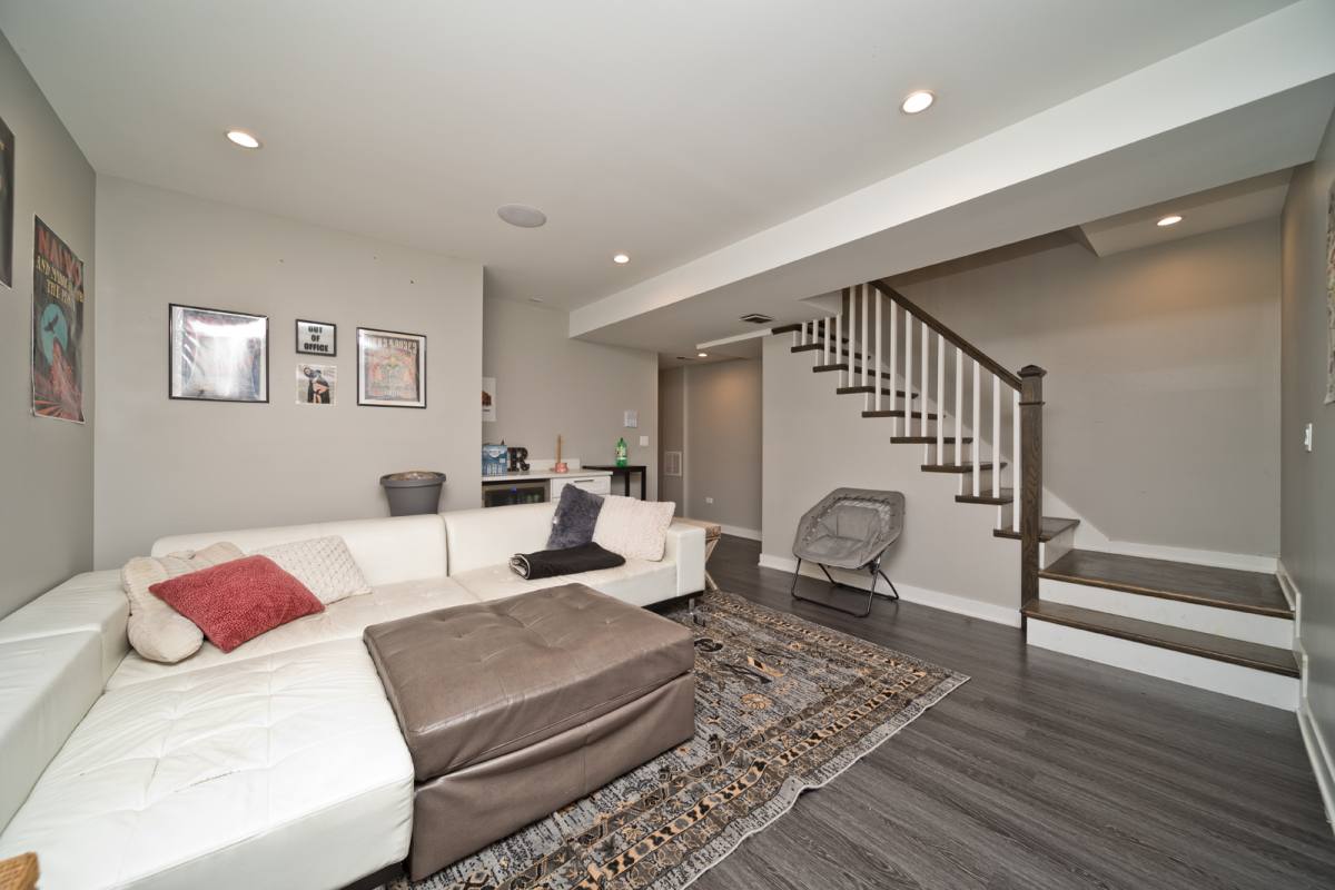 Condo for rent at 1061 W Cornelia Ave #1F, Chicago, IL 60657