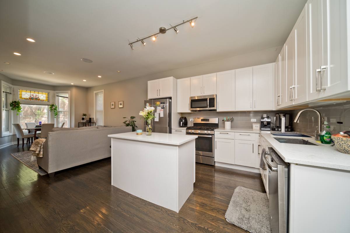 Condo for rent at 1061 W Cornelia Ave #1F, Chicago, IL 60657
