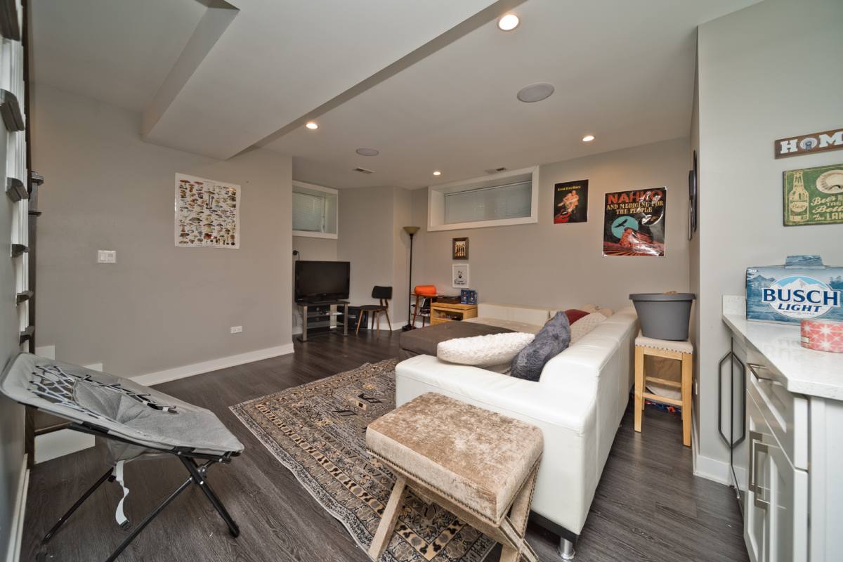 Condo for rent at 1061 W Cornelia Ave #1F, Chicago, IL 60657