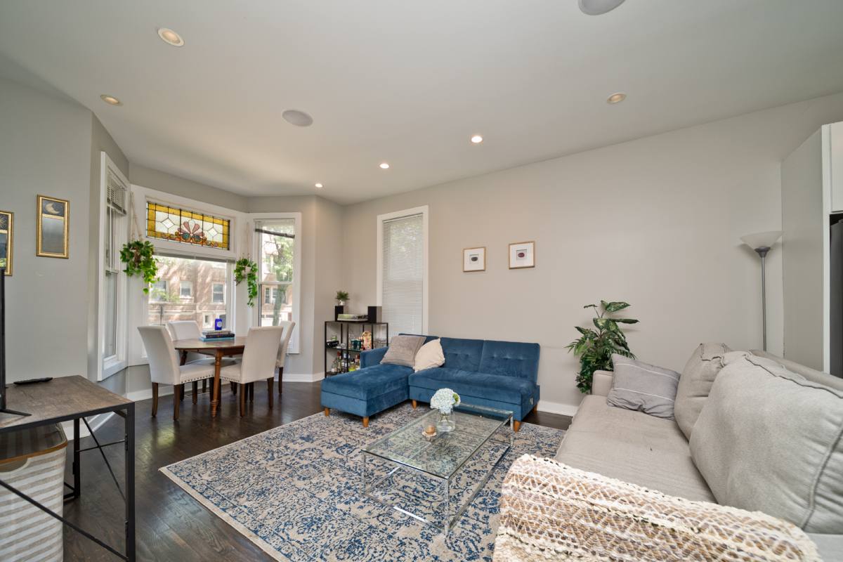 Condo for rent at 1061 W Cornelia Ave #1F, Chicago, IL 60657