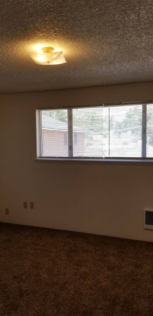 Townhouse for rent at 24 Nevada St, Klamath Falls, OR 97601