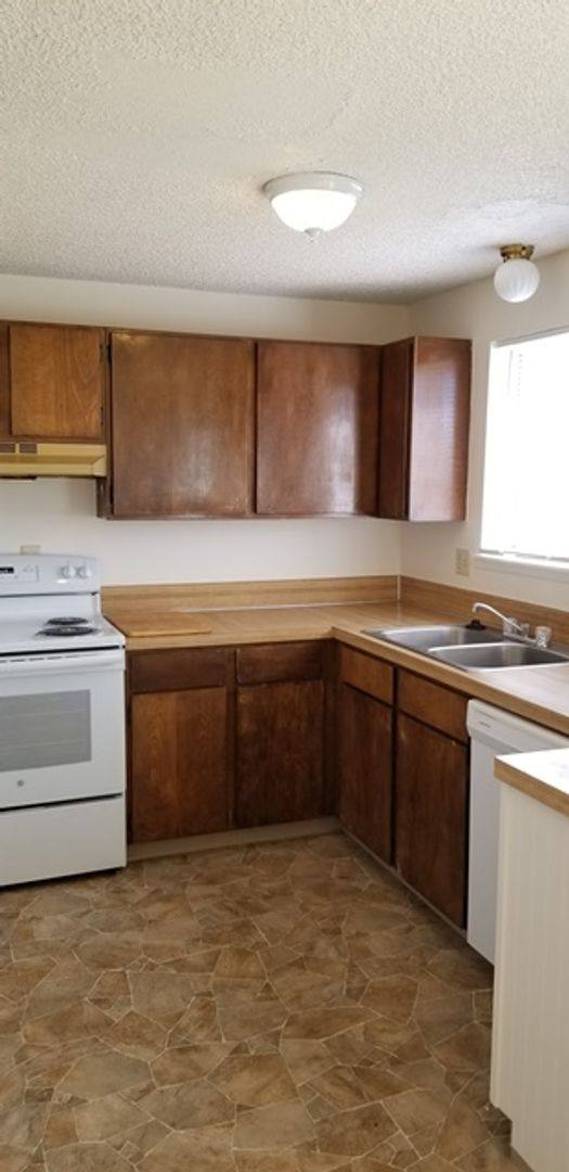 Townhouse for rent at 24 Nevada St, Klamath Falls, OR 97601