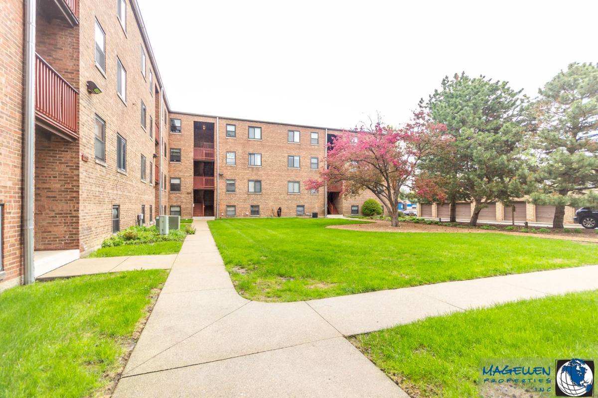 Apartment for rent at 119 S Kenmore Ave, Elmhurst, IL 60126