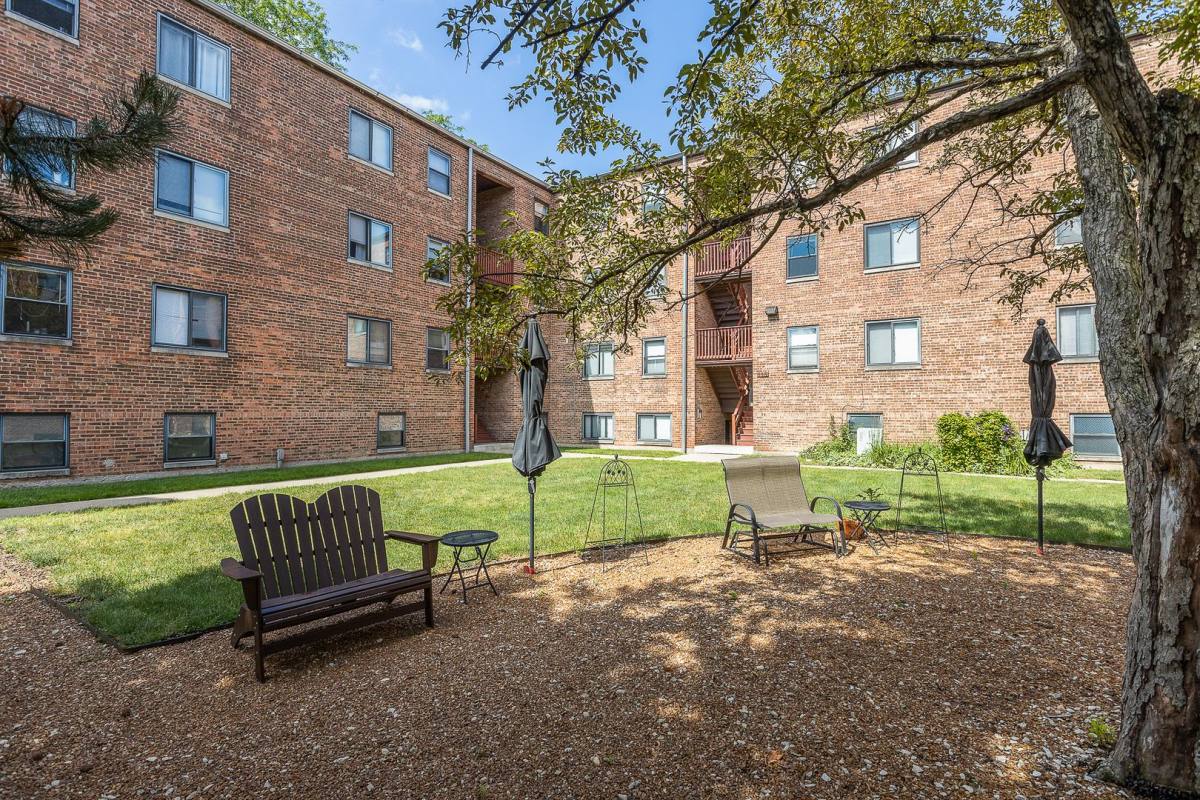 Apartment for rent at 119 S Kenmore Ave, Elmhurst, IL 60126