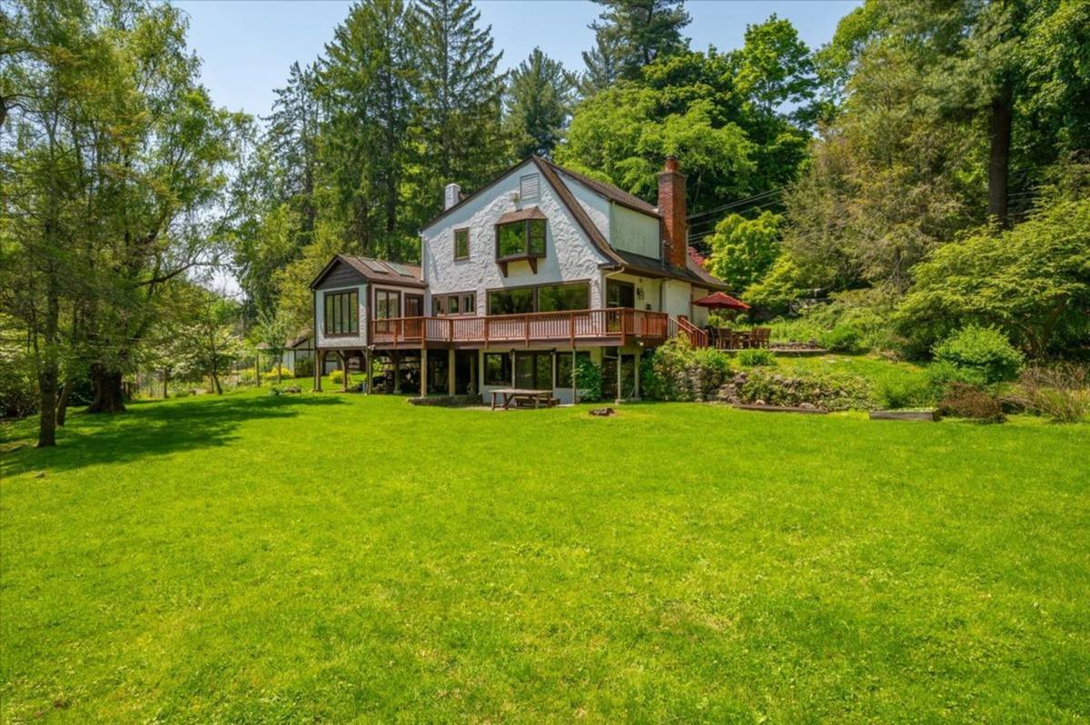 House for rent at 8 Granite Rd, Chappaqua, NY 10514