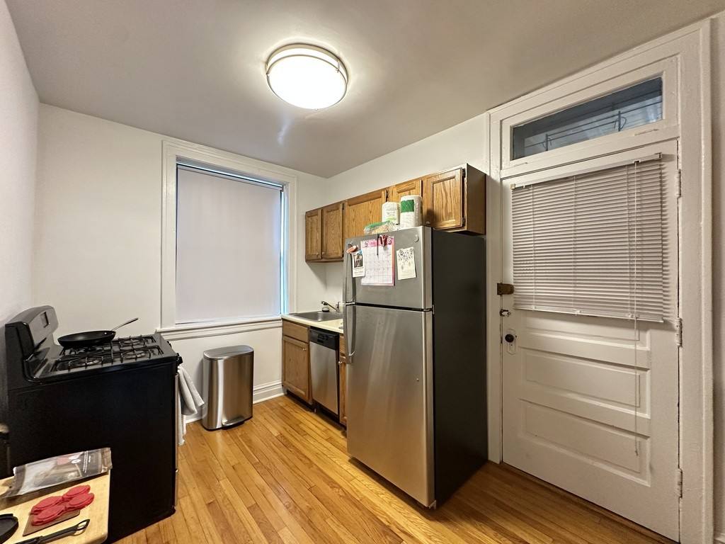 Apartment for rent at 1909 Larchmont, Chicago, IL 60613