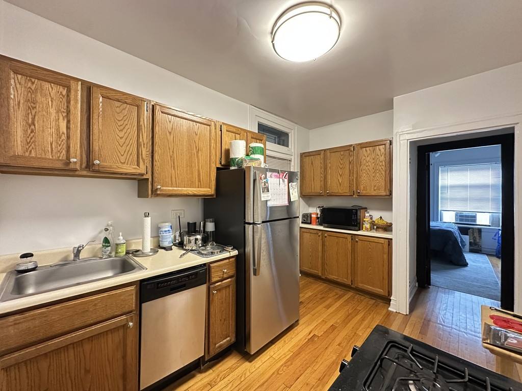 Apartment for rent at 1909 Larchmont, Chicago, IL 60613