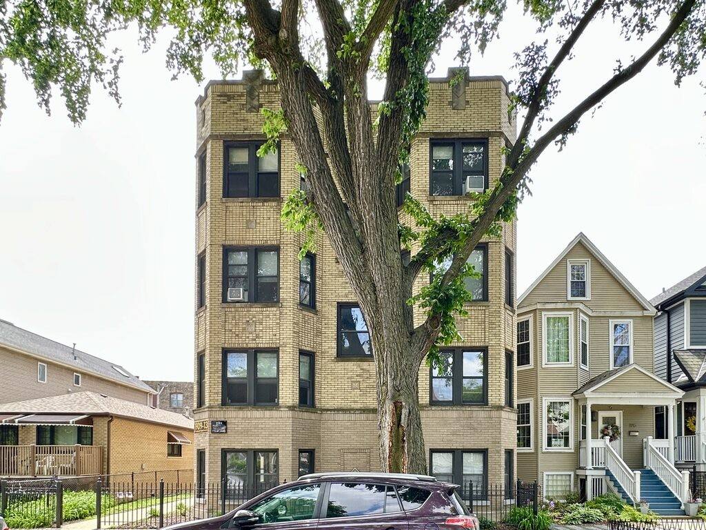 Apartment for rent at 1909 Larchmont, Chicago, IL 60613