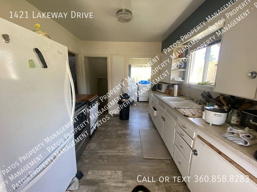 House for rent at 1421 Lakeway Dr, Bellingham, WA 98229