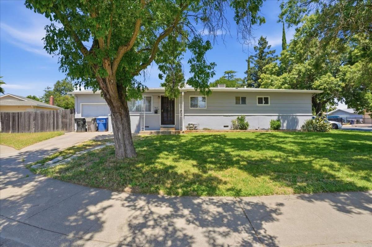 Townhouse for rent at 7458 7462 21st St, Sacramento, CA 95822
