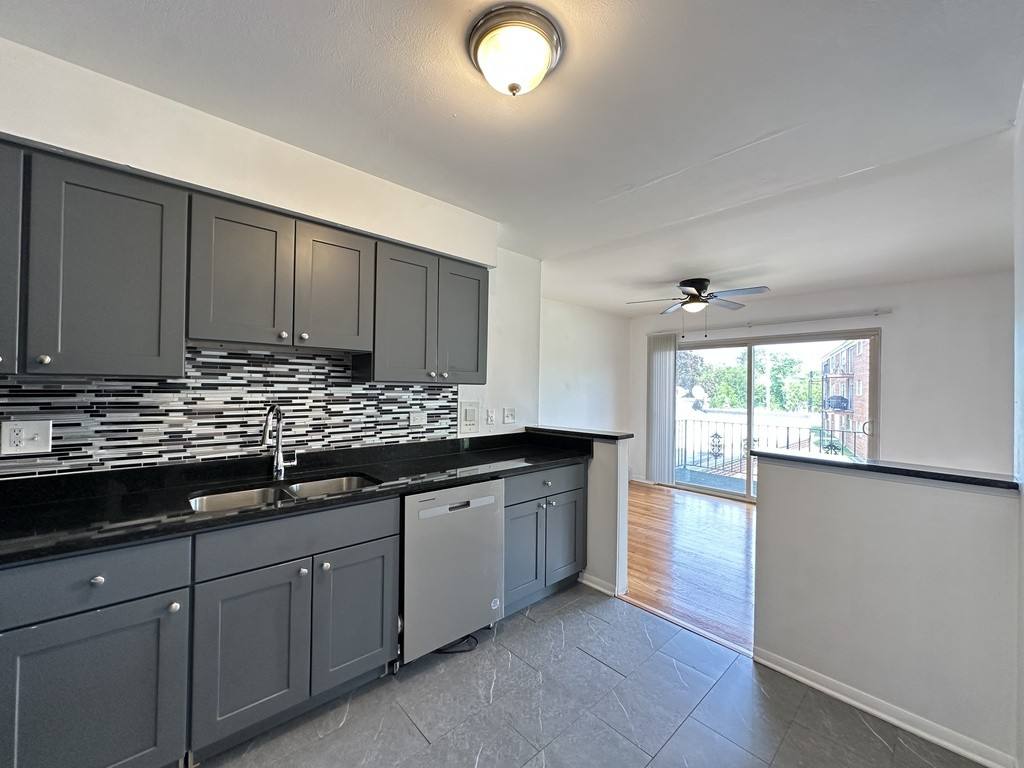 Apartment for rent at 1651 653 Oakwood #CA9, Des Plaines, IL 60016